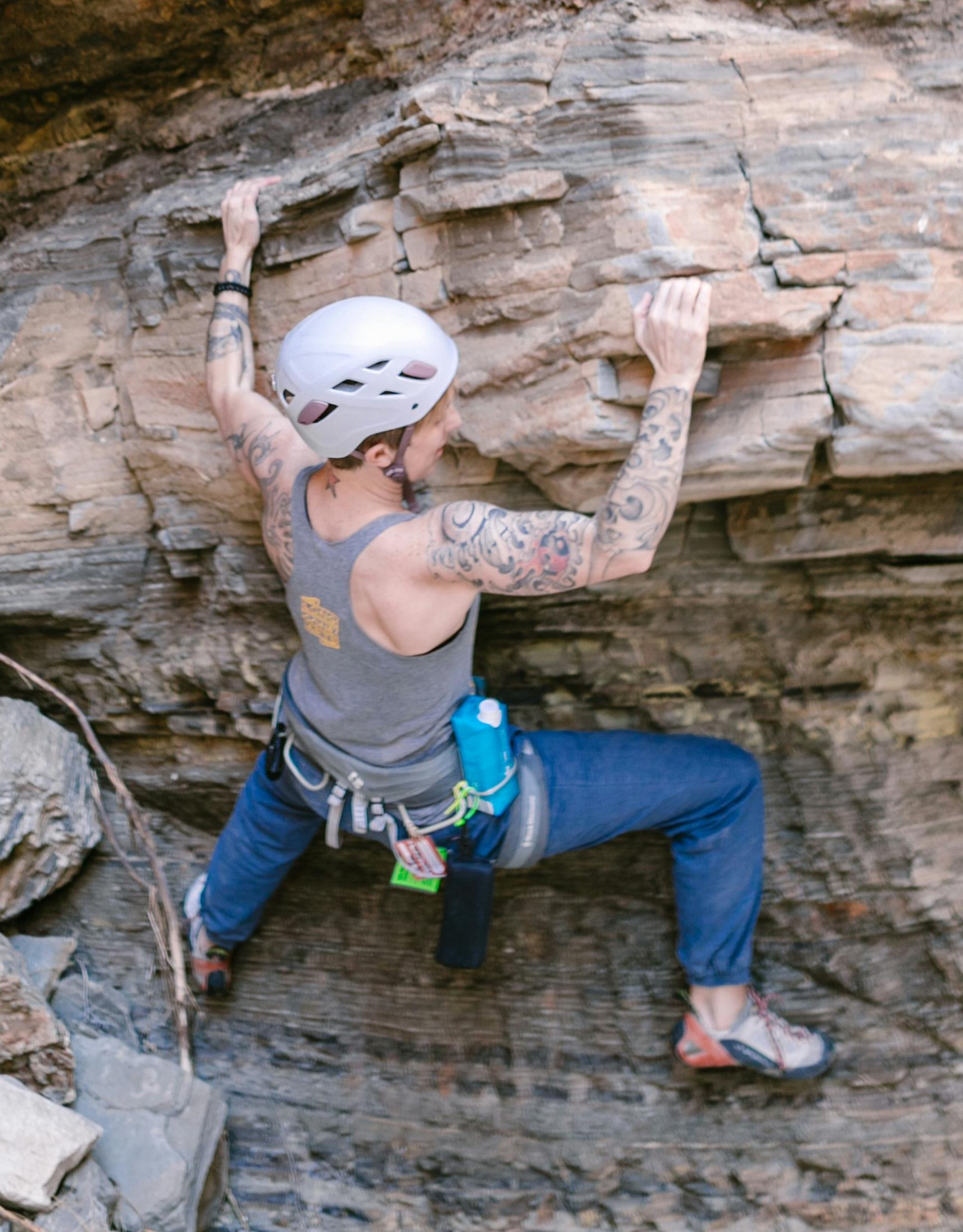 Frau beim Freeclimbing