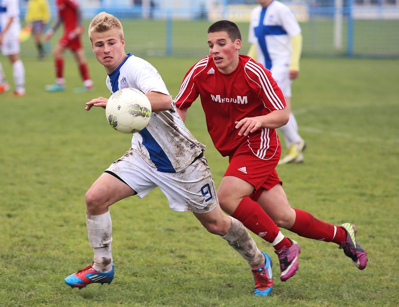 fußballspieler laufen um ball