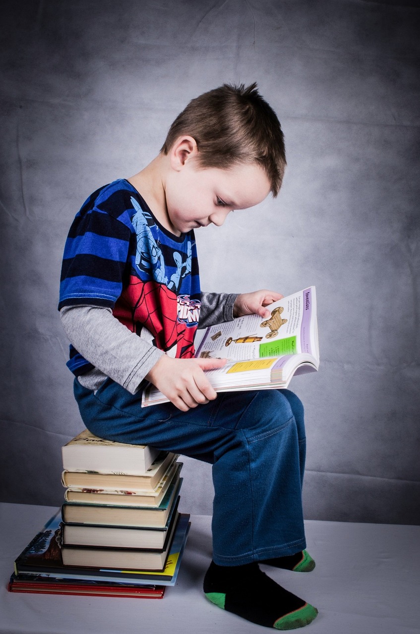 Kind mit Schulbücher