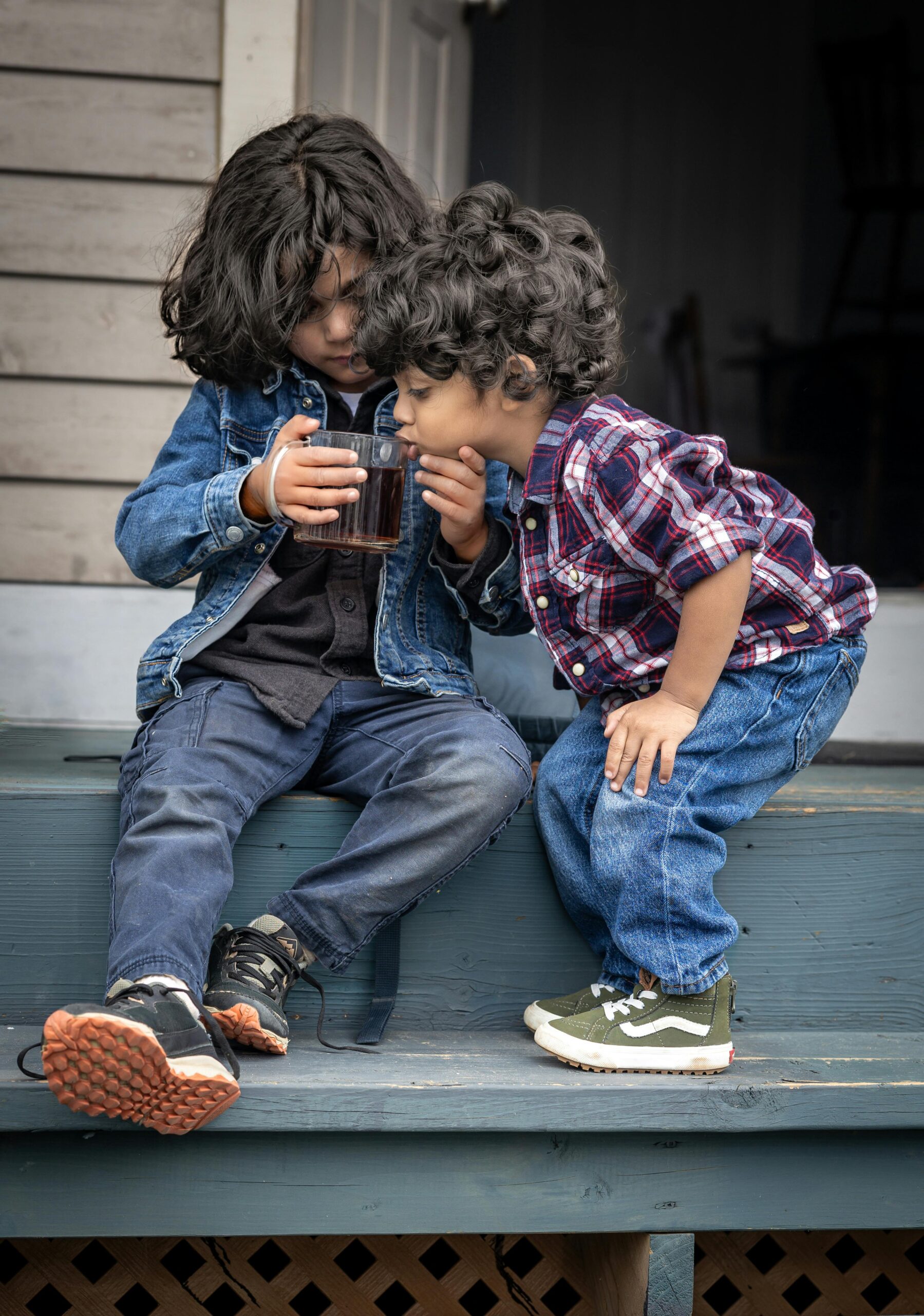 Kinder trinken aus einem Glas