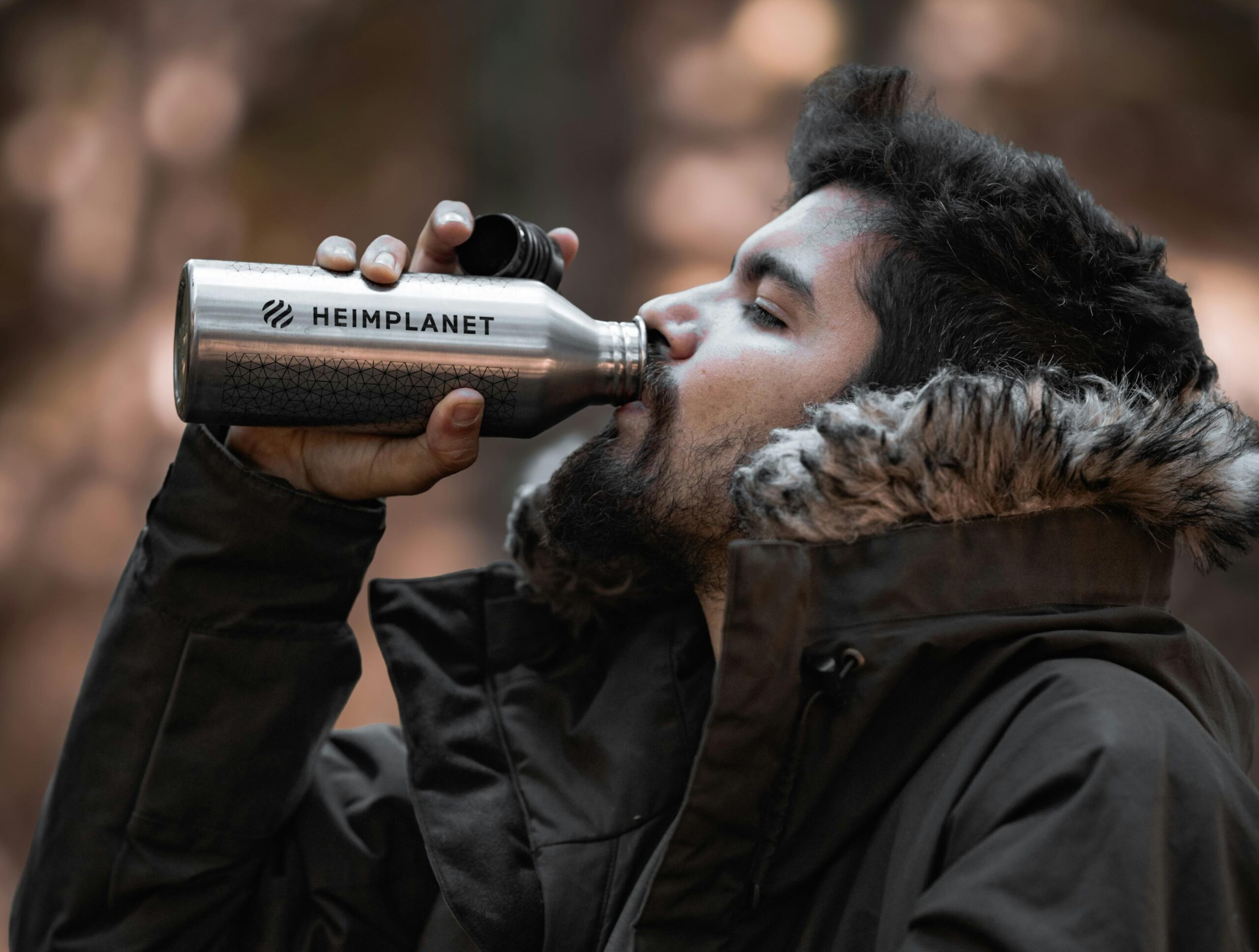 Mann trinkt aus nachhaltiger Trinkflasche aus Edelstahl