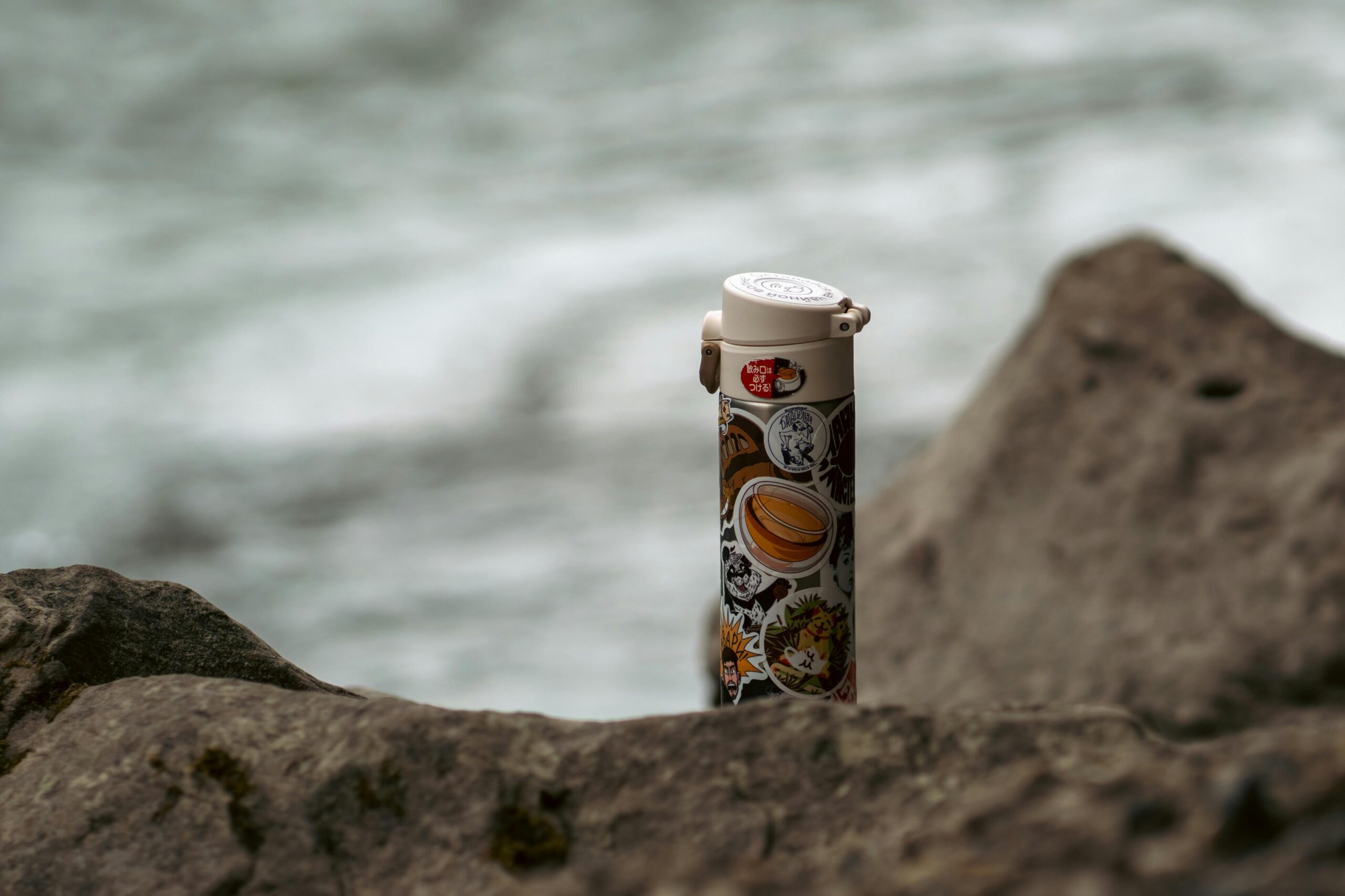 nachhaltige Trinkflasche steht auf Felsen