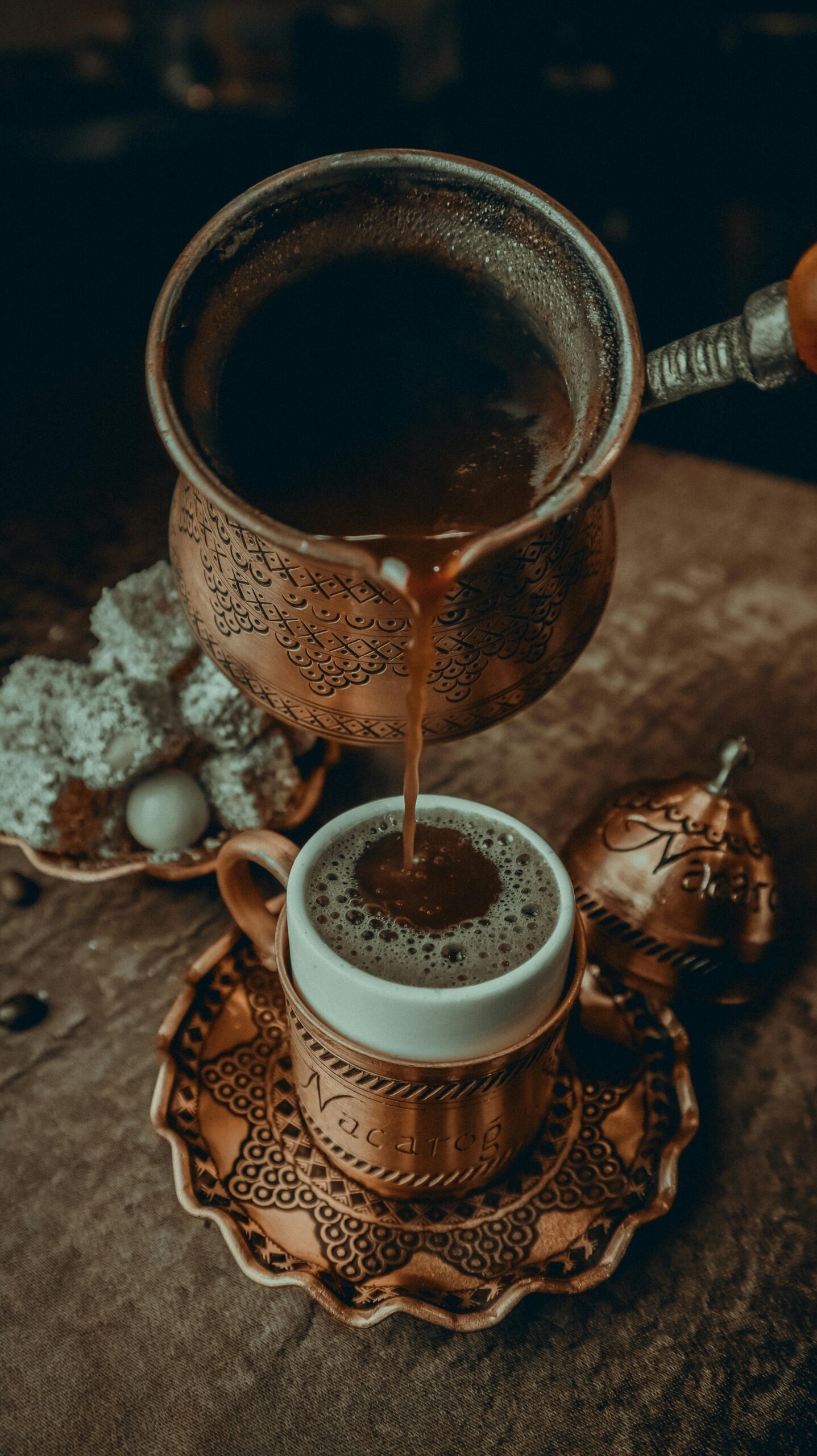 Trinkgefäß aus Kupfer, Kaffee wird eingegossen