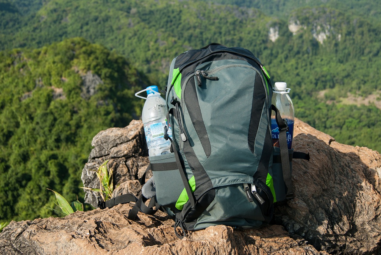 rucksack mit trinkflaschen an den seiten