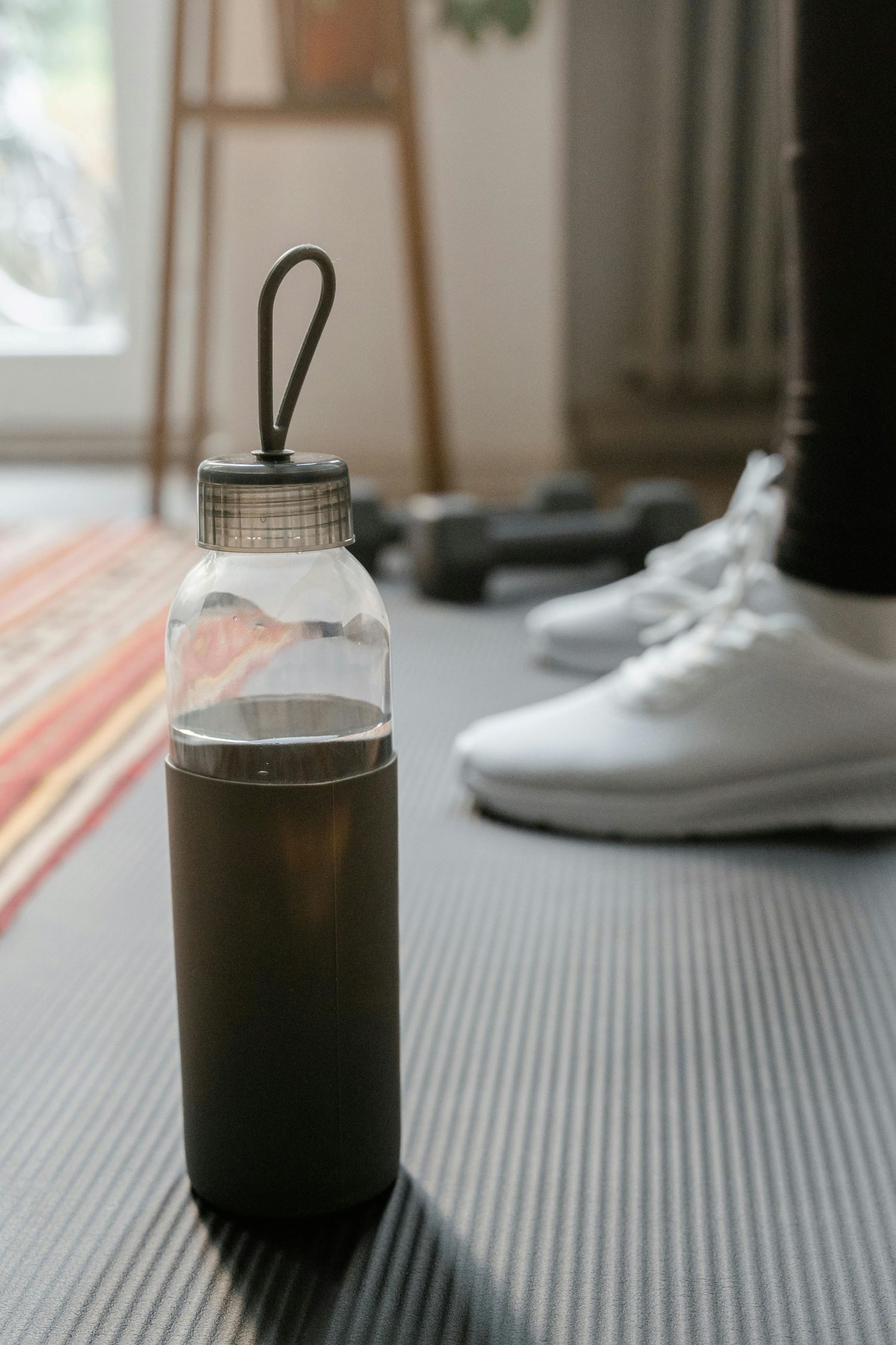 Mehrwegflasche steht am Boden